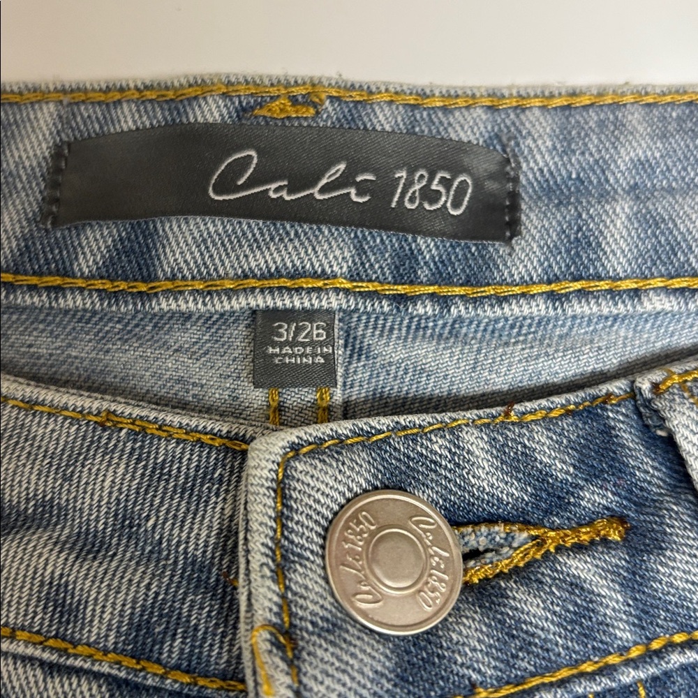 NWT Cali1850 Women's Floral Embroidered Light Blue Jeans Size 3/26 - Picture 3 of 12